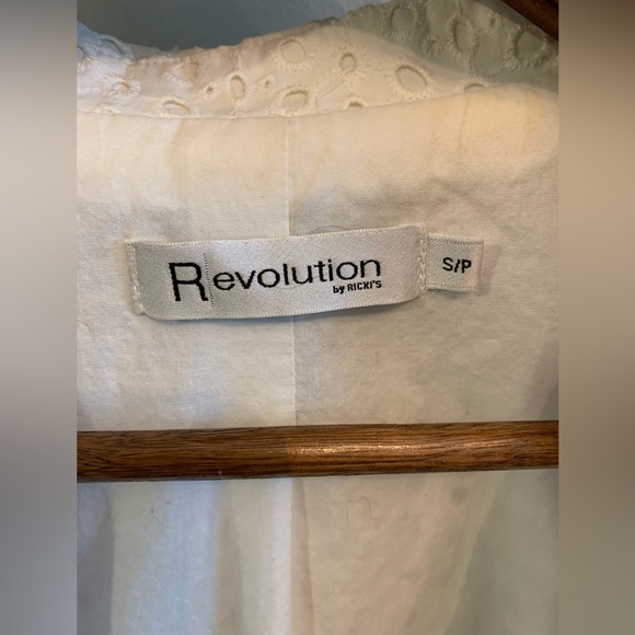 Revolution by Ricki’s White Eyelet 2 Button Blazer - Picture 3 of 8